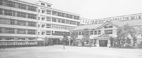 昭和53年：手前右側の校舎が創立当時の木造校舎